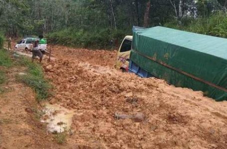 Jalan Nanga Tebidah Rusak Parah