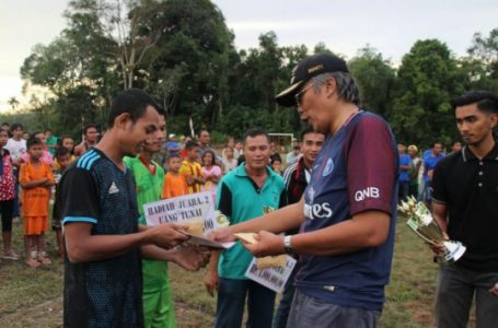 Bupati Jarot Puji Lapangan Sepakbola Kemantan Dugik