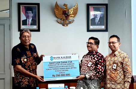 Sintang Bangun Taman Bungur