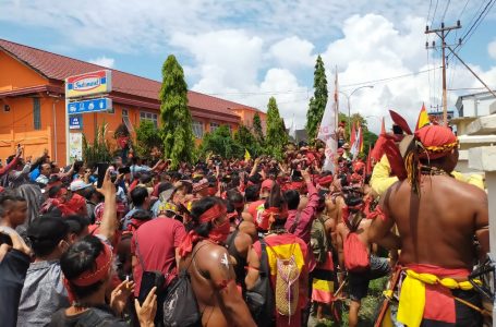 Massa Adat Dayak Kepung PN Sintang