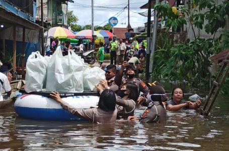 Jalan Tergenang Banjir, Pedagang Pindah Jualan