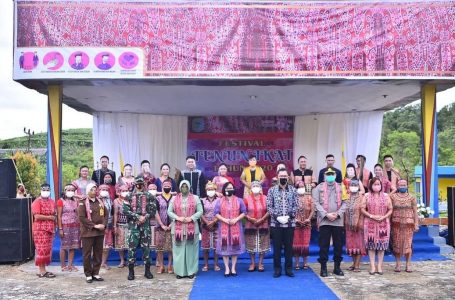 Sintang Gelar Festival Tenun Ikat