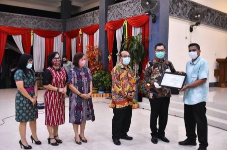 Pemkab Sintang Serahkan CSR Award ke Perbankan dan Credit Union