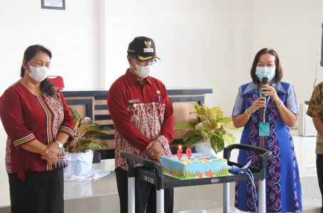 Wabup Sintang Ultah, Sekda Berikan Kue Bergambar Orang Memancing