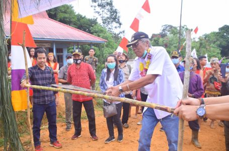 Serahkan SK MHA Desa Riam Batu, Bupati: Masyarakat Adat Telah Merdeka