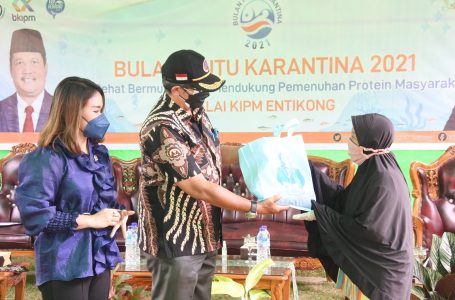Masyarakat Menyumbung Tengah Dapat Bantuan Ikan Beku