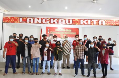 Ketuk Palu Tiga Kali, Wabup Sintang Tutup Konfercab GMNI