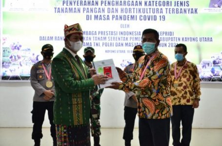 Bupati Kayong Utara Terima Penghargaan Prakarsa Gerakan Menanam