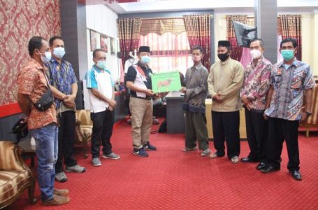 Wabup Sanggau Serahkan Sapi Kurban