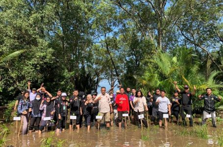 Sujiwo Puji Aksi Tanam Pohon BEM IKIP PGRI
