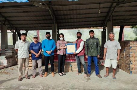 Walkot Singkawang Serahkan Bantuan Keramik untuk Warga