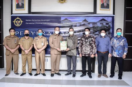 Sekda Ketapang Serahkan LKPD Anggaran 2021  