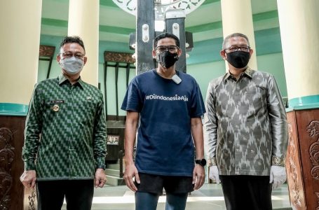 Sandiaga Uno Kunjungi Tugu Khatulistiwa