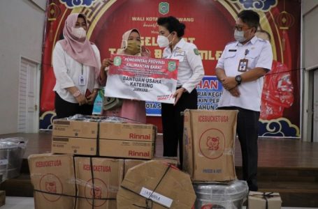 Wali Kota Singkawang Serahkan Bantuan pada  22 KPM