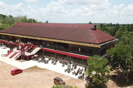 Uskup Sintang Berkati Rumah Betang Kabupaten Sintang