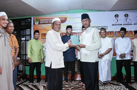 <strong>Wakil bupati Ketapang Serahkan Bantuan Paket Ramadan</strong>