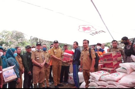 Pemkab Melawi Serahkan Bantuan Pada Korban Kebakaran