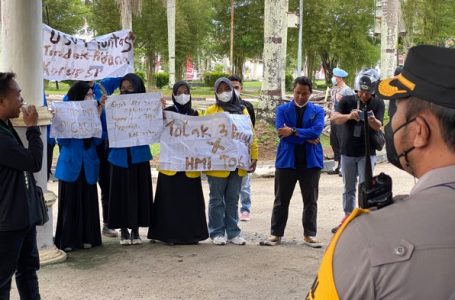 Tolak Tiga Periode, Puluhan Mahasiswa Singkawang Unjuk Rasa