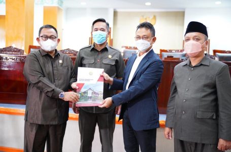 <strong>DRPD Pontianak Terima LKPJ Wali Kota Pontianak</strong>
