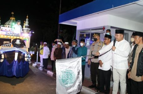 Bupati Melawi Lepas Keberangkatan  Pawai Takbir