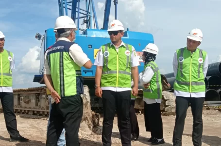 Wabup Rofi Monitoring Pembangunan Jembatan Sungai Sambas Besar