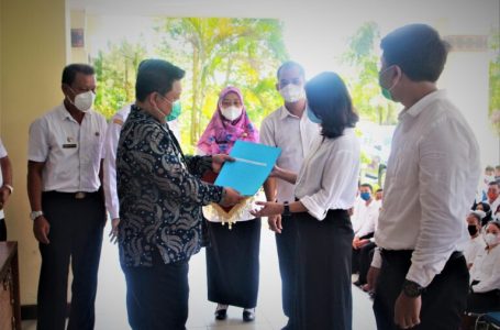Pemda Sekadau Serahkan  SK CPNS dan PPPK Guru