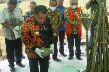 <strong>Bupati Aron Hadiri Peletakan Batu Pertama Pembangunan ITKK</strong>