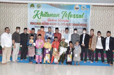 <strong>Masjid Agung Al- Ikhlas Ketapang Gelar Khitanan Massal</strong>