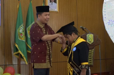 86 Siswa TK Islam Sulthoniyah Sambas Diwisudakan