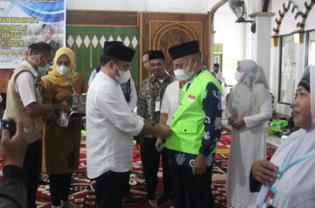 Bupati Sekadau Lepas  29 Peserta Calon Jamaah Haji