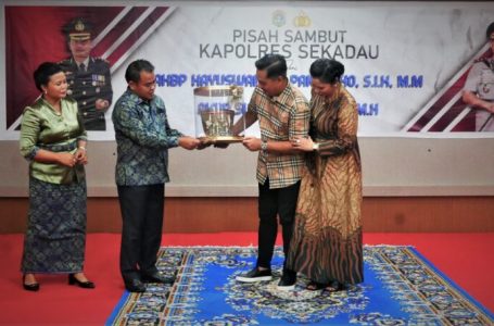 Bupati Aron Hadiri Pisah Sambut Kapolres Sekadau