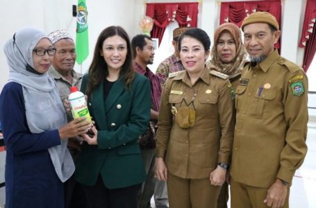 Dorong Peningkatan Produktivitas Tani, Gapoktan  Singkawang Terima Bantuan Pupuk