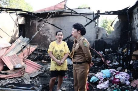 Wako Singkawang Serahkan Bantuan Pada Korban Kebakaran