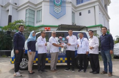 Bank Kalbar  Putussibau Serahkan 1 Unit Ambulan