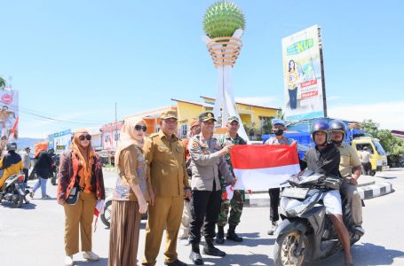 Semarak HUT  RI, Bupati Turun ke Jalan Bagikan Bendera