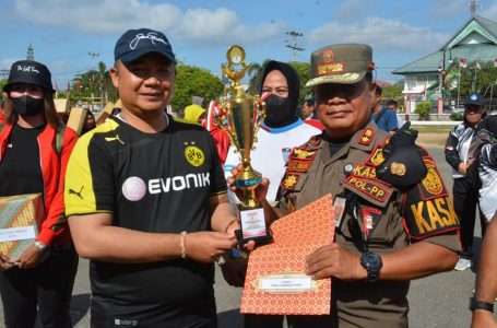 Sekda Serahkan Hadiah Lomba HUT RI