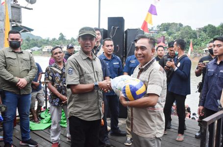 Wabup Serahkan Hadiah Pada Pemenang Lomba Kato Rancing