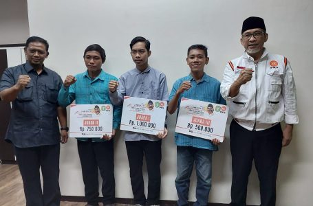 Fraksi PKS DPRD Kalbar Bagikan Hadiah Lomba 17-an