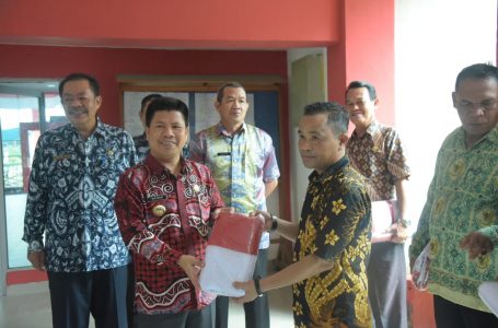 Bupati Serahkan 700 Bendera Merah Putih