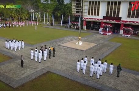 32 Paskibraka Sekadau Kibarkan Bendera Merah Putih
