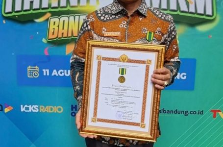 Kadis Daginkop UKM Singkawang Terima Penghargaan