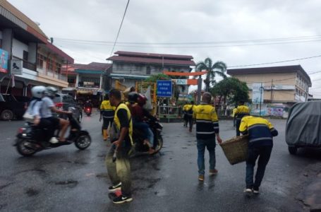 Usai Karnaval, 100 Pasukan Kuning Terjun Bersihkan Sampah