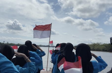 Mahasiswa KKL Teluk Gelam Mengibarkan Bendera di Perairan