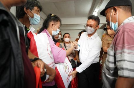 Pedagang Pasar Flamboyan Terima 896 Paket Sembako