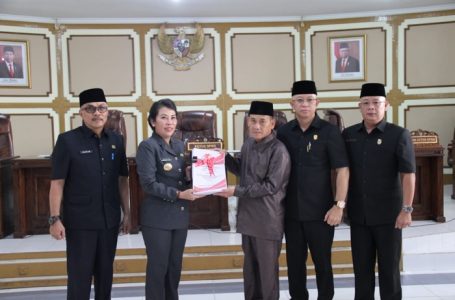 Dihadapan DPRD, Wakot Singkawang Paparkan Dua Raperda