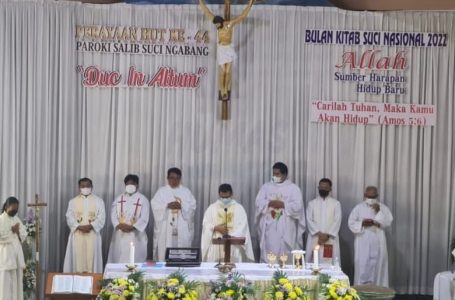 Paroki Salib Suci Ngabang Rayakan Misa