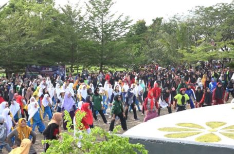 Masyarakat Kecamatan Sambas Ikuti Senam GERMAS