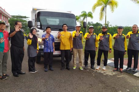 Pemprov Hibahkan Mobil Kebersihan Pada Kecamatan Tebas