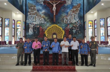 Bupati Tinjau Gereja Agung Paroko Santo Petrus