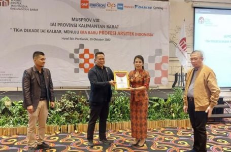 Wali Kota Terima Penghargaan IAI Kalbar